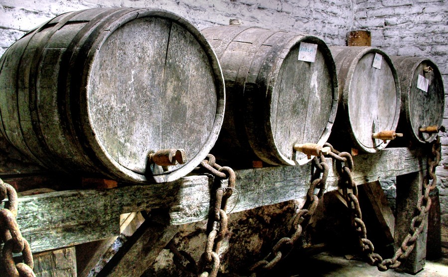 Barricas de roble típicas del whisky escocés