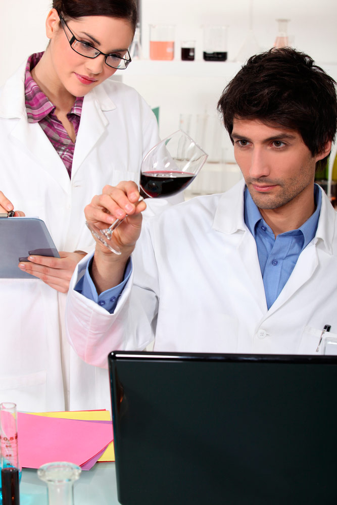 Enólogo midiendo la acidez del vino